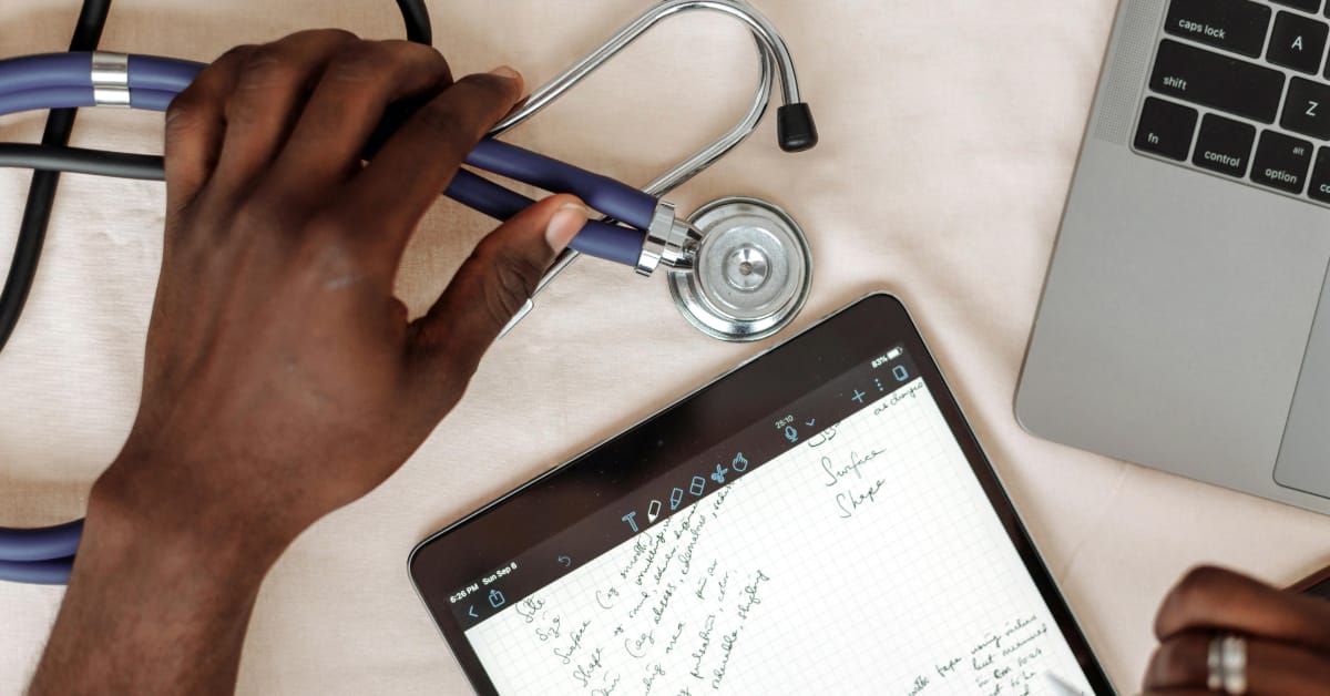 Cas das ects blog Doctor taking notes on tablet
