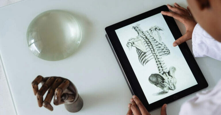 Estudiante de medicina estudiando anatomía esquelética en una tableta en méxico.