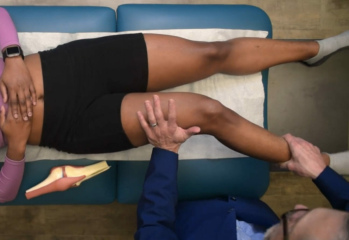 Valgus test to assess for mcl stability at 30° flexion