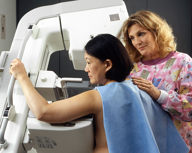 Mujer realizándose mamografía